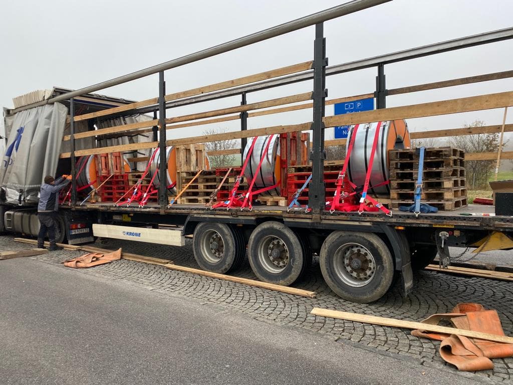 Ladungssicherung-schwere Rollen auf LKW verladen