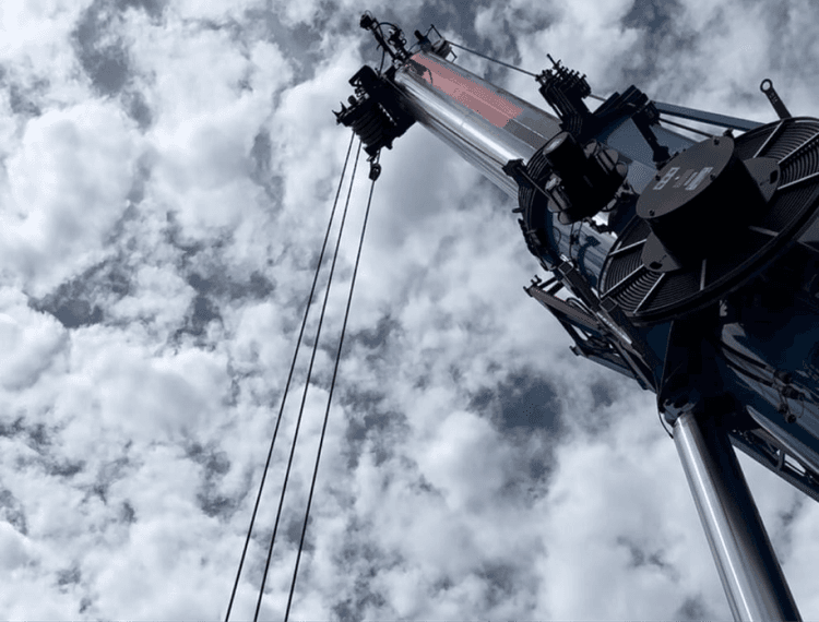 Autokran, der seinen Mast ausgefahren hat