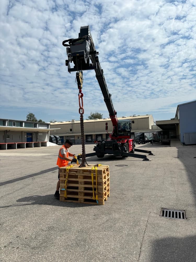 Teilnehmer verbindet Schlupf mit einem Stoß Paletten